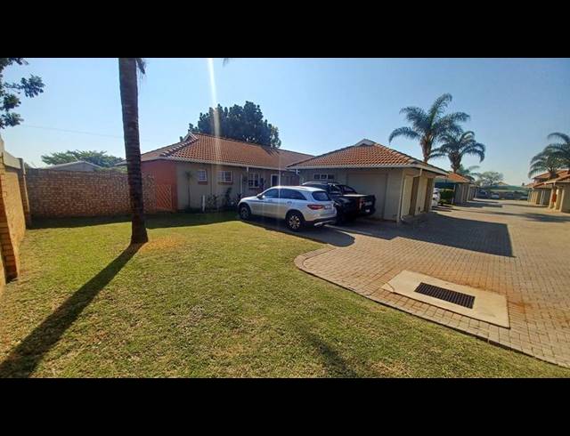 2 BEDROOM TOWNHOUSE FOR SALE IN MONTANA PARK